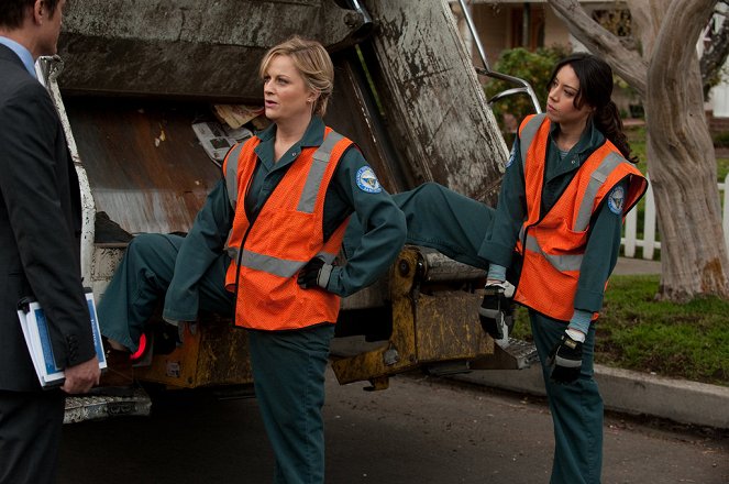 Odbor městské zeleně - Women in Garbage - Z filmu - Amy Poehler, Aubrey Plaza