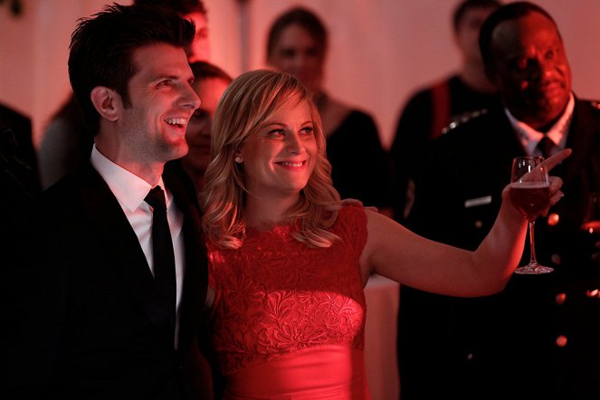 Parks and Recreation - Emergency Response - Photos - Adam Scott, Amy Poehler