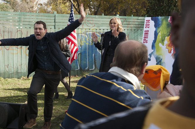 Parks and Recreation - The Wall - Photos - Billy Eichner, Amy Poehler