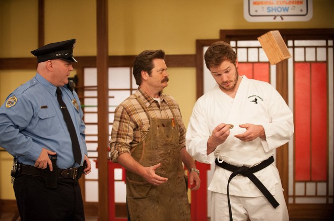 Parks and Recreation - Season 7 - The Johnny Karate Super Awesome Musical Explosion Show - Photos - Nick Offerman, Chris Pratt