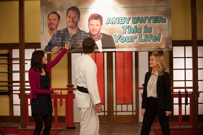 Parks and Recreation - Season 7 - The Johnny Karate Super Awesome Musical Explosion Show - Photos - Aubrey Plaza, Amy Poehler