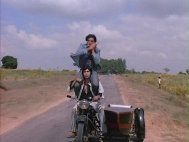Plameny - Z filmu - Dharmendra, Amitabh Bachchan