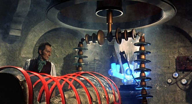 The Evil of Frankenstein - Filmfotos - Peter Cushing