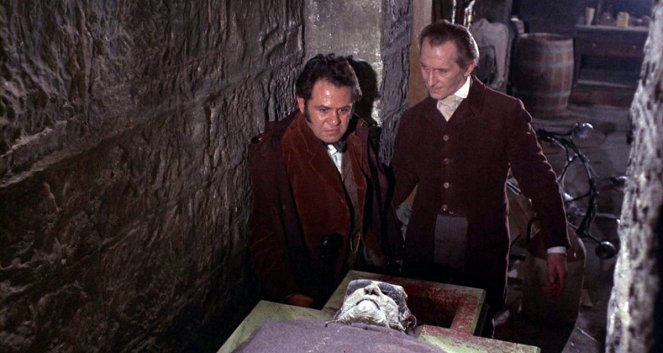 The Evil of Frankenstein - Kuvat elokuvasta - Kiwi Kingston, Peter Cushing