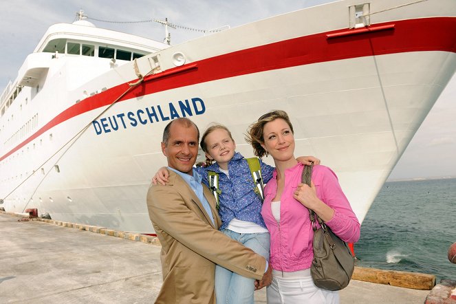Das Traumschiff - Bora Bora - Do filme - Christoph Maria Herbst, Paula Hartmann, Julia Stinshoff