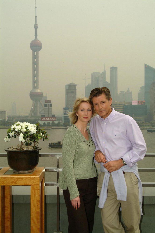 Das Traumschiff - Shanghai - Werbefoto - Franziska Sztavjanik, Nick Wilder