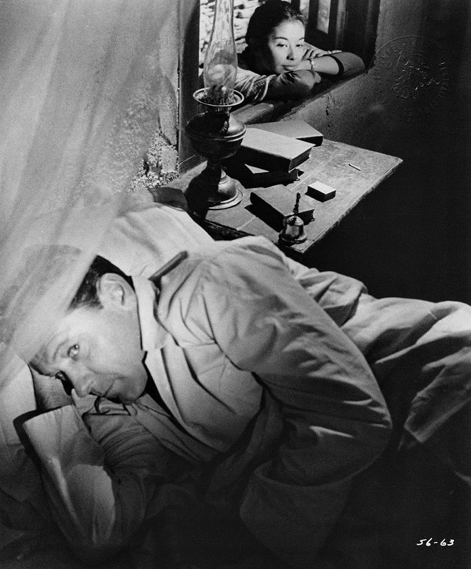 Satán nunca duerme - De la película - William Holden, France Nuyen