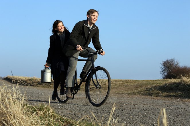 Tannbach - Die Enteignung - Van film - Henriette Confurius, Jonas Nay