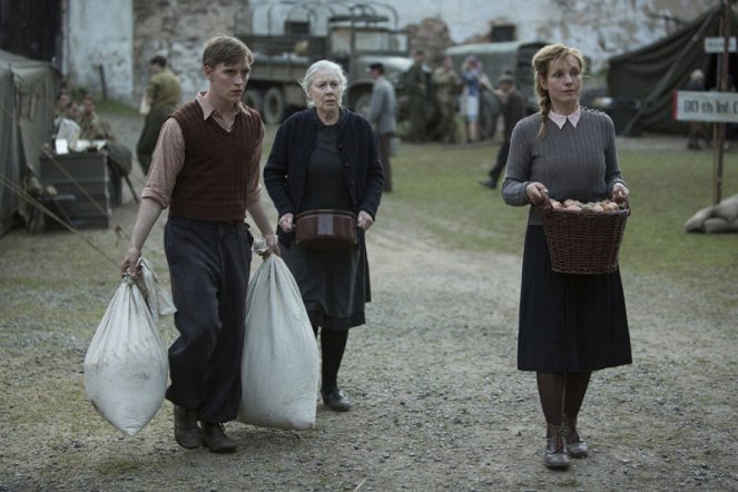 Tannbach, vartioitu kylä - Sodan päätyttyä - Kuvat elokuvasta - Jonas Nay, Nadja Uhl