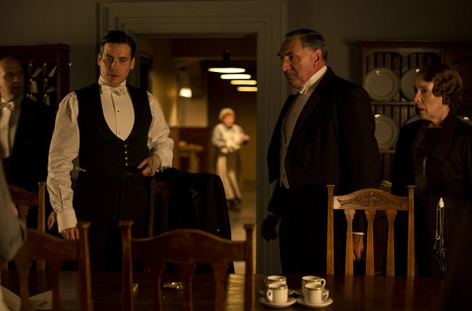 Downton Abbey - Season 5 - Die Hochzeit - Filmfotos - Robert James-Collier, Jim Carter, Phyllis Logan