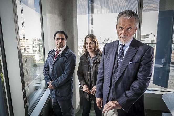 Unforgotten - Season 1 - Episode 2 - Werbefoto - Sanjeev Bhaskar, Nicola Walker, Trevor Eve