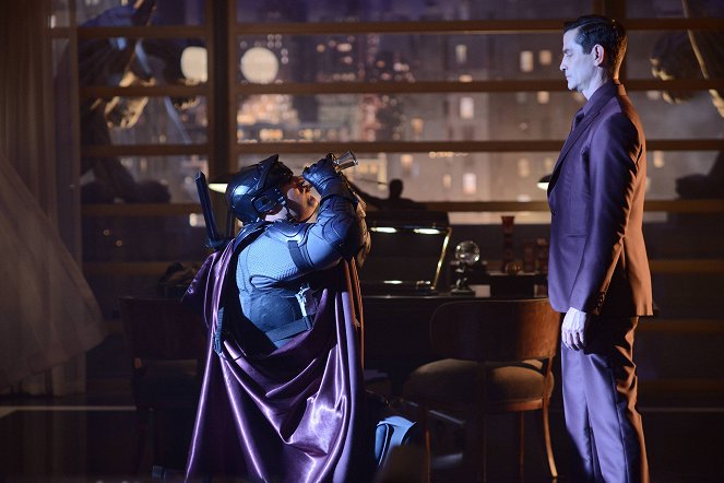 Gotham - Season 2 - Damned If You Do... - De la película - James Frain