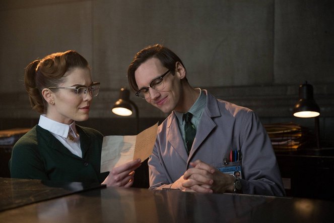 Gotham - All Happy Families Are Alike - Photos - Chelsea Spack, Cory Michael Smith