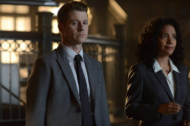 Gotham - Season 2 - Knock, Knock - Photos - Ben McKenzie, Zabryna Guevara