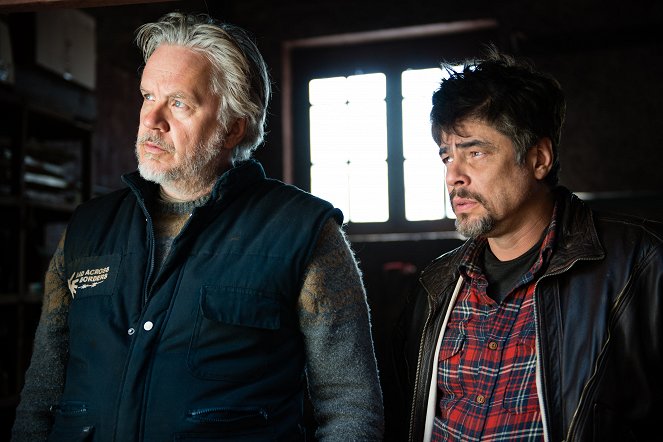 A Perfect Day - Photos - Tim Robbins, Benicio Del Toro