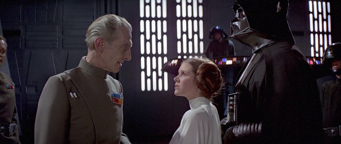 Star Wars - Episode IV: Eine neue Hoffnung - Filmfotos - Peter Cushing, Carrie Fisher