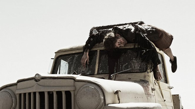 Z Nation - Season 2 - Zombie Road - Van film - Rosslyn Luke
