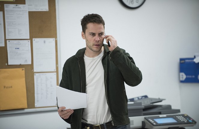 True Detective - Black Maps and Motel Rooms - Photos - Taylor Kitsch
