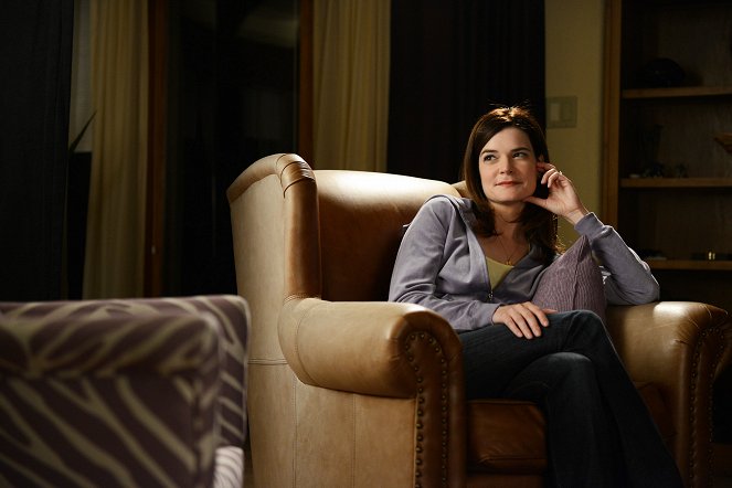 Breaking Bad - Walt Whitman: "Gliding over All" - Photos - Betsy Brandt