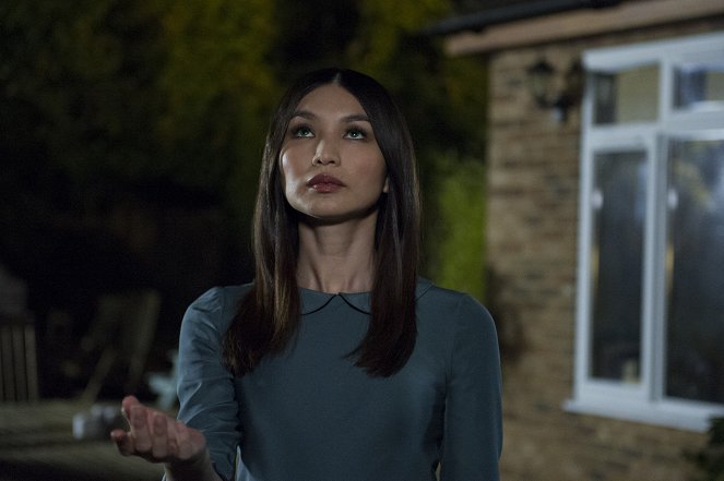 Humans - Episode 1 - Van film - Gemma Chan