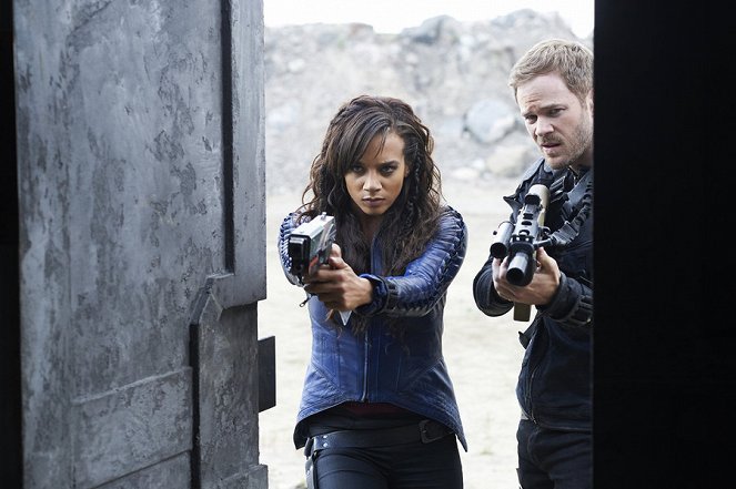 Killjoys: Vesmírní lovci - Série 1 - Náhradnice - Z filmu - Hannah John-Kamen, Aaron Ashmore