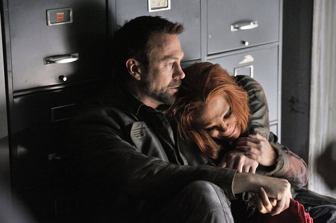 Defiance - Season 2 - If You Could See Her Through My Eyes - Photos - Grant Bowler, Stephanie Leonidas