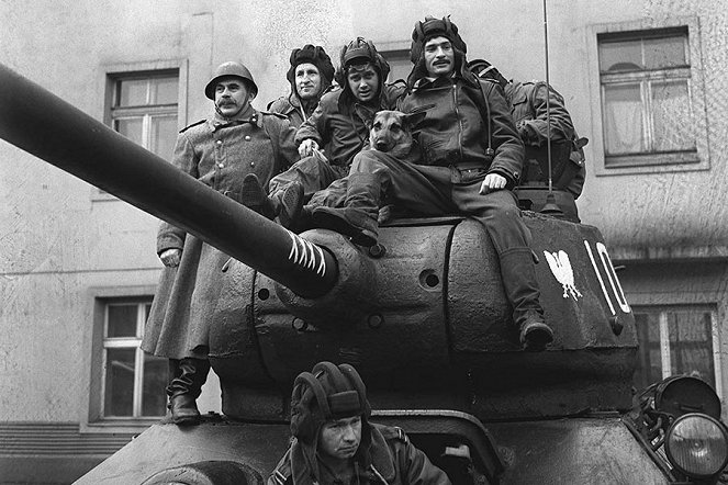 Čtyři z tanku a pes - Z filmu - Janusz Kłosiński, Franciszek Pieczka, Janusz Gajos, Szarik, Włodzimierz Press