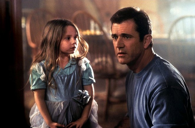 Znamení - Z filmu - Abigail Breslin, Mel Gibson