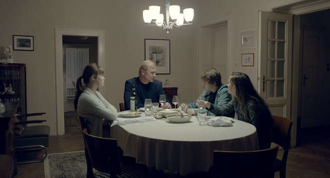 Rodinný film - De la película - Jenovéfa Boková, Martin Pechlát, Daniel Kadlec