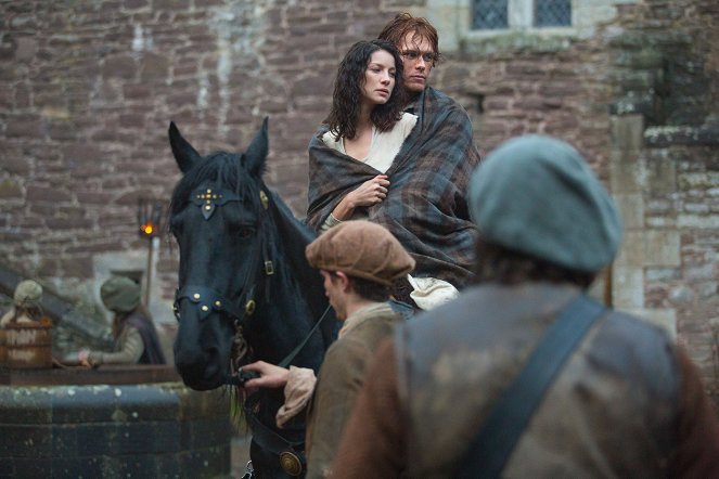 Outlander - Die Highland-Saga - Burg Leoch - Filmfotos - Caitríona Balfe, Sam Heughan