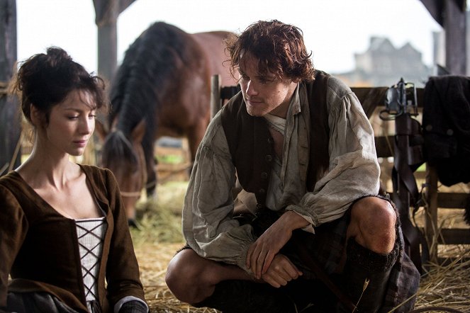 Outlander - Die Highland-Saga - Burg Leoch - Filmfotos - Caitríona Balfe, Sam Heughan