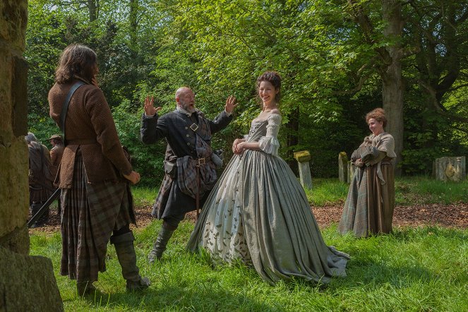 Outlander - Season 1 - The Wedding - Photos - Graham McTavish, Caitríona Balfe