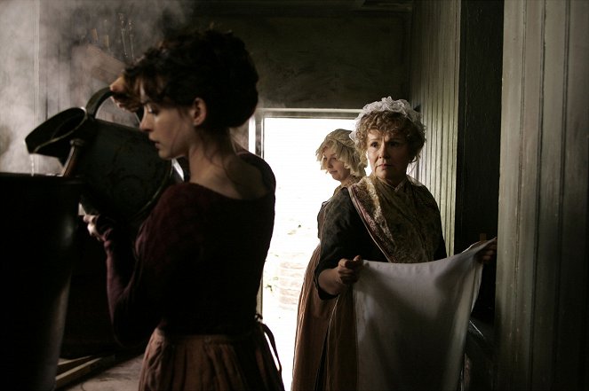 Jane Austen magánélete - Filmfotók - Anne Hathaway, Julie Walters