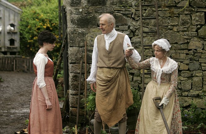 Jane Austen magánélete - Filmfotók - Anne Hathaway, James Cromwell, Julie Walters