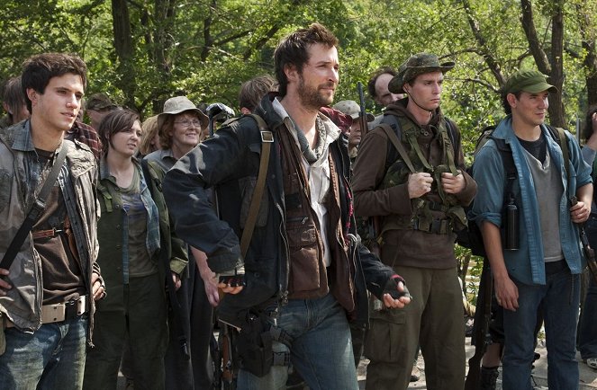 Falling Skies - Live and Learn - Photos - Drew Roy, Noah Wyle