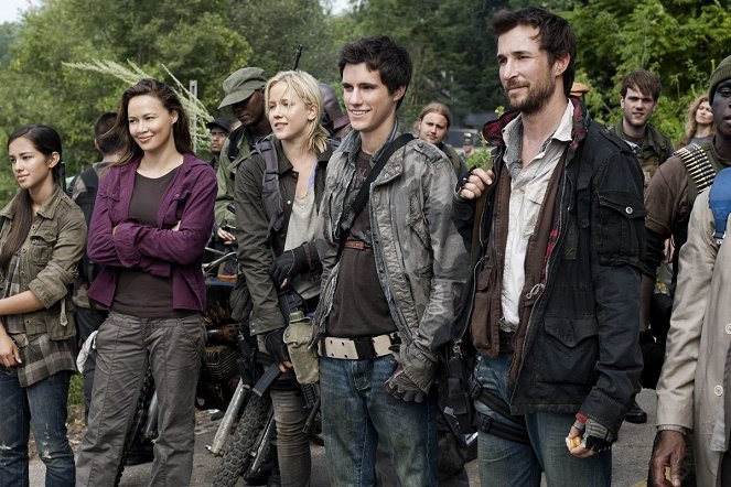 Falling Skies - Live and Learn - Photos - Moon Bloodgood, Jessy Schram, Drew Roy, Noah Wyle