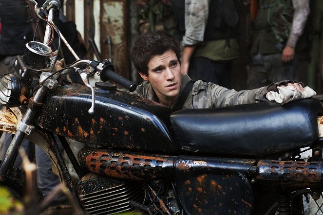 Falling Skies - Season 1 - Live and Learn - Photos - Drew Roy