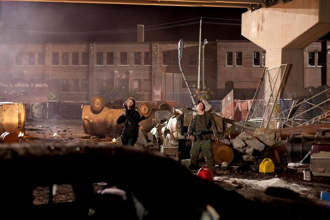 Falling Skies - Eight Hours - Photos - Noah Wyle, Will Patton
