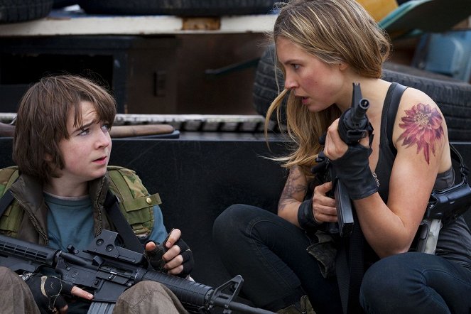 Falling Skies - Eight Hours - Photos - Dylan Authors, Sarah Carter