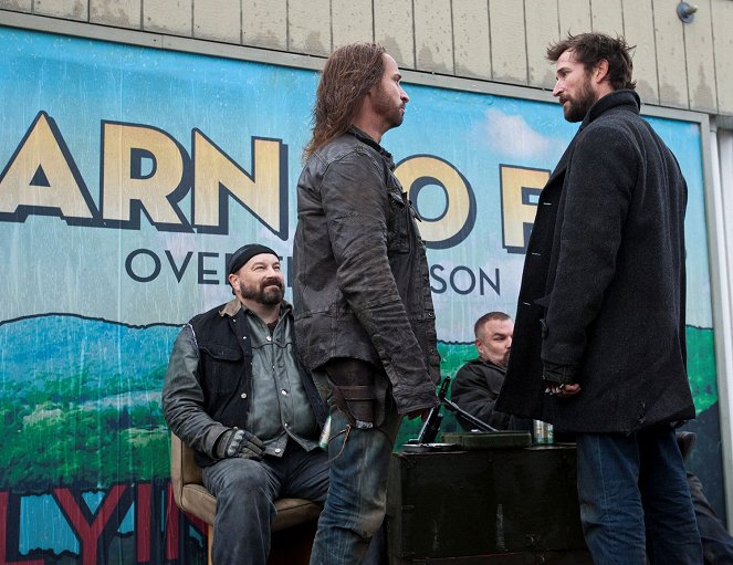 Falling Skies - Compass - Photos - Colin Cunningham, Noah Wyle