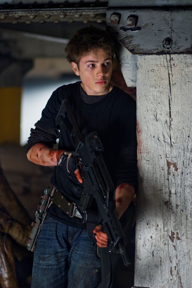 Wrogie niebo - Love and Other Acts of Courage - Z filmu - Connor Jessup