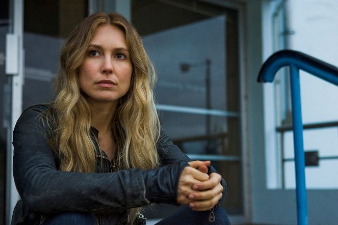 Falling Skies - Love and Other Acts of Courage - Van film - Sarah Carter