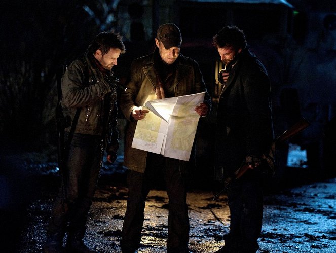 Falling Skies - Death March - Photos - Ryan Robbins, Will Patton, Noah Wyle