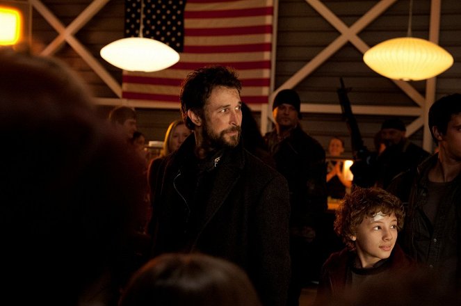 Falling Skies - The Price of Greatness - Do filme - Noah Wyle, Maxim Knight