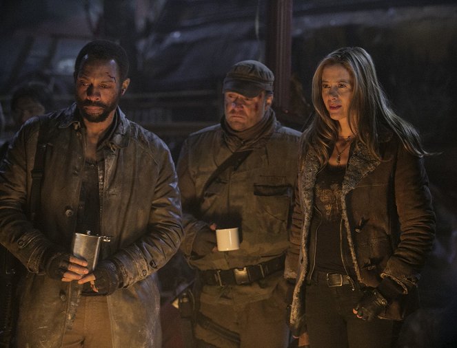 Falling Skies - A Thing with Feathers - Photos - Mira Sorvino