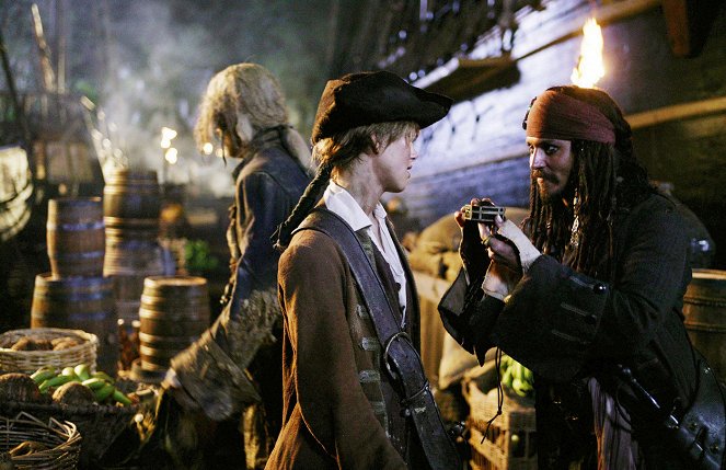 Piráti Karibiku: Truhlica mŕtveho muža - Z filmu - Keira Knightley, Johnny Depp