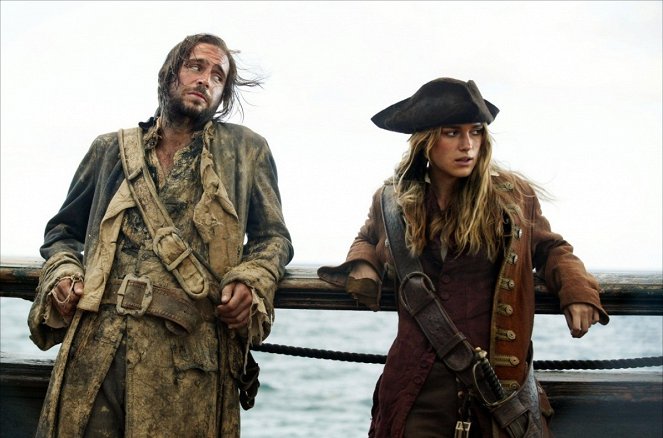 Piraci z Karaibów: Skrzynia umarlaka - Z filmu - Jack Davenport, Keira Knightley