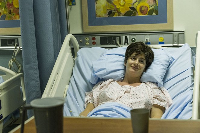 Girls - Season 4 - Home Birth - Photos - Gaby Hoffmann