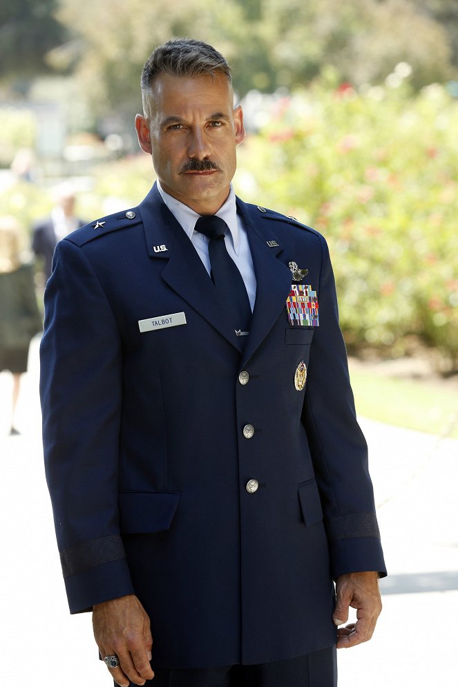 Agents of S.H.I.E.L.D. - Shadows - Van film - Adrian Pasdar