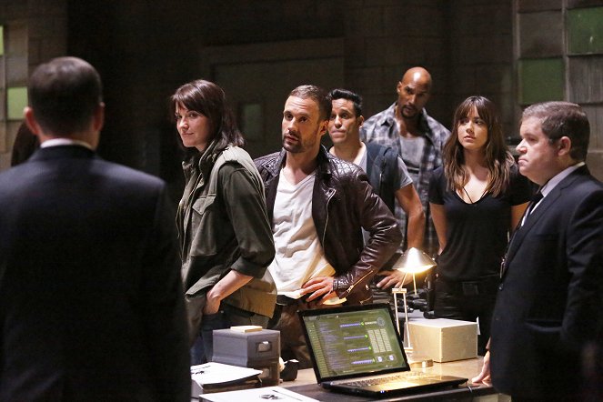 Agents of S.H.I.E.L.D. - Season 2 - Varjoissa - Kuvat elokuvasta - Lucy Lawless, Nick Blood, Chloe Bennet
